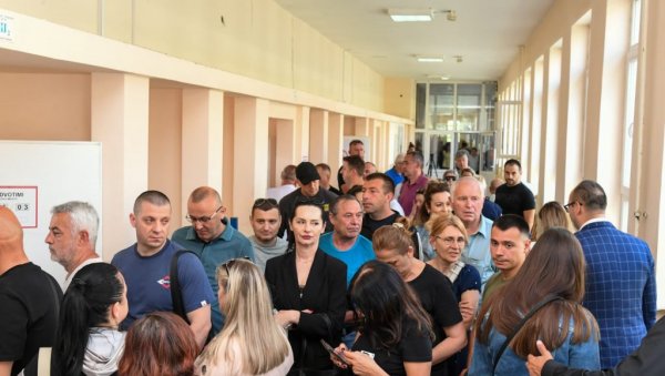 ВЕЛИКЕ ГУЖВЕ НА КИМ ОД РАНЕ ЗОРЕ: Гласао Златан Елек, Срби масовно кренули на биралишта у Косовској Митровици