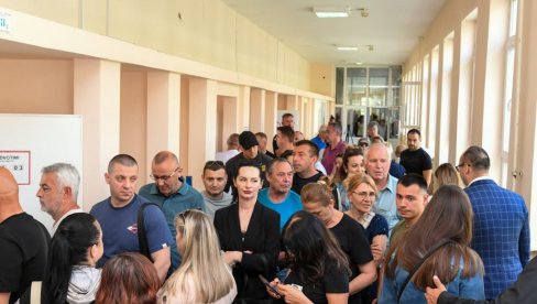 ВЕЛИКЕ ГУЖВЕ НА КИМ ОД РАНЕ ЗОРЕ: Гласао Златан Елек, Срби масовно кренули на биралишта у Косовској Митровици
