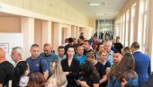 ВЕЛИКЕ ГУЖВЕ НА КИМ ОД РАНЕ ЗОРЕ: Гласао Златан Елек, Срби масовно кренули на биралишта у Косовској Митровици