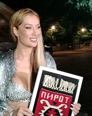 ТРЕБА ЧОВЕК ДА ПЛАНИРА И ДА ПУСТИ ДА МУ СЕ ДЕШАВА: Теа Таировић направила спектакл у Пироту, а овај гест ју је оборио с ногу (ФОТО)