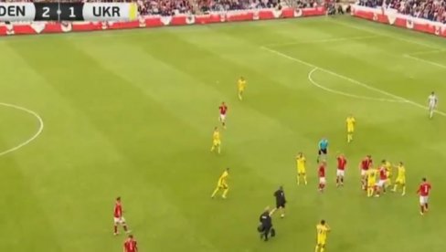 PONOVO SE TO DOGODILO! Slavni fudbaler opet pao kao sveća na travu! Nastale jezive slike, sudija odmah uradio ovo! (VIDEO)