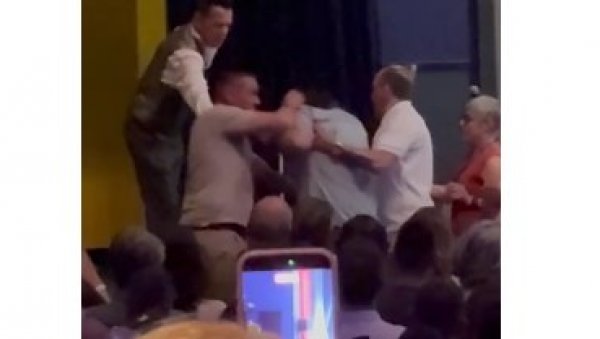 УСТАШКО ЛУДИЛО: Тукли човека на скупу Прогласа јер је за Вучића (ВИДЕО)