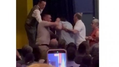 USTAŠKO LUDILO: Tukli čoveka na skupu Proglasa jer je za Vučića (VIDEO)