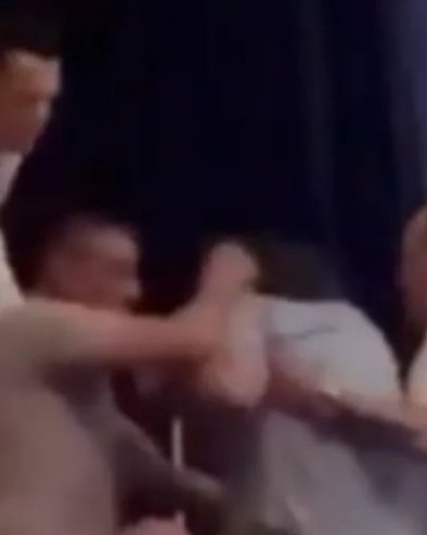 БРАВО, КРЕТЕНИ ПРШТИ ТВИТЕР: Блокадери осули паљбу по пајтосима који бију неистомишљенике у Франкфурту