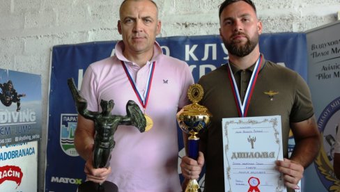 ПИЛОТИ „НАШИХ КРИЛА“ БЕЗ ПРЕМЦА: Посада Наумовић-Павловић победник 8. Меморијала „Пилот Михајло Петровић“ (ФОТО)