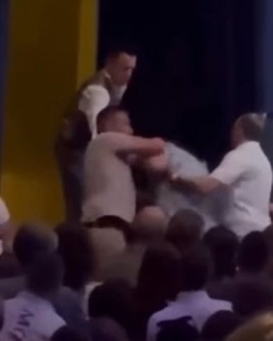 БЛОКАДЕРИ ПОНОВО ПОКАЗУЈУ СВОЈЕ ПРАВО ЛИЦЕ: Док се правдају да је напад на новинара изрежиран, истог новинара називају ћаци стока. Ваљда