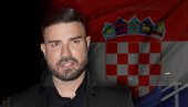 PREKINUT NASTUP NAŠEG PEVAČA U HRVATSKOJ: Odjednom se srušio na bini - publlika mu pritekla u pomoć