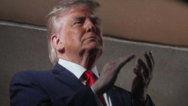 РАДЕ ПО 20 САТИ ДНЕВНО: Трампова тријумфална капија захтевна за грађевинске раднике