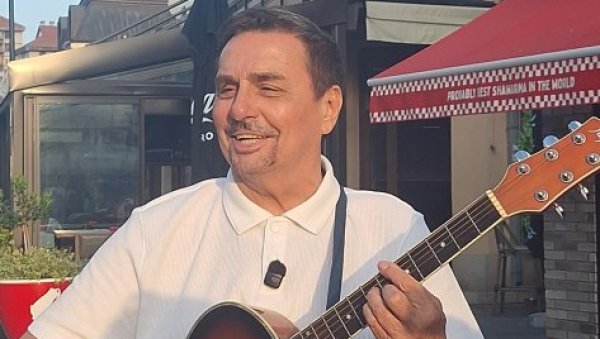 НАРОД СА СВИХ СТРАНА: Драган Којић Кеба запевао на улицама Ниша и одушевио грађане (ФОТО)