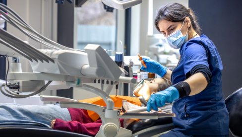 SPASAVAJTE ZUBE Upozorenje stručnjaka: Ne čekajte da se kost istanji, a džepovi prodube
