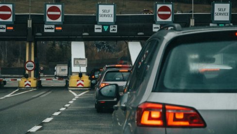 СРБИ ЗАРОБЉЕНИ У МРКЛОМ МРАКУ, НЕИЗВЕСНА НОЋ ПРЕД ЊИМА: Пакао на прелазу Евзони, гром паралисао све