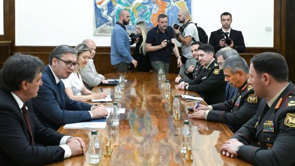 ВУЧИЋ СА ХАСАНОВОМ: У фокусу војно-техничка сарадња две земље и конкретни пројекти у области наменске индустрије (ФОТО)