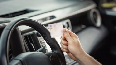 ЈЕДНА ГРЕШКА И ОДЕ 10.000 ДИНАРА: До колико година можете да поседујете возачку дозволу у Србији?