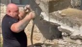 MAJKO MOJA, JAO! Čuvenog zmijolovca ujela zmija: Pazi, izede te! (VIDEO)