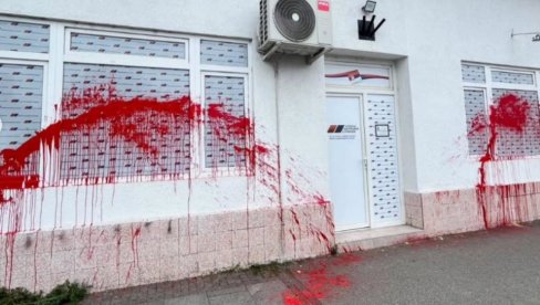 ВАНДАЛСКИ НАПАД НА СТРАНАЧКЕ ПРОСТОРИЈЕ Огласио се ОО СНС Сурчин: Насиље и мржња никад неће победити пристојну Србију (ФОТО/ВИДЕО)