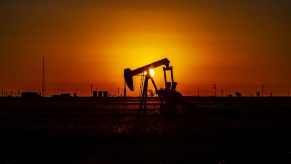 СВЕ ОЧИ УПРЕТ У САД И ИРАН: Цене нафте пале, али даље се чекају кључне вести