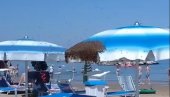ŠOKANTAN PRIZOR: Hiljade pčela okupirale plažu na Jadranu, turisti u neverici (VIDEO)