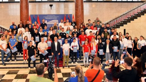 PODSTREK MLADIM TALENTIMA: U Pokrajinskoj vladi uručeni ugovori o stipendiranju 85 mladih sportista i 24 trenera