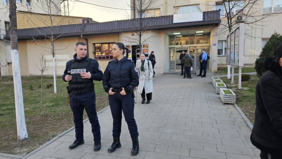ПРИВЕДЕНИ ДИРЕКТОРИ СРПСКИХ ШКОЛА НА КиМ: Куртијеви полицајци наоружани до зуба им упали у куће, правили хаос пред децом