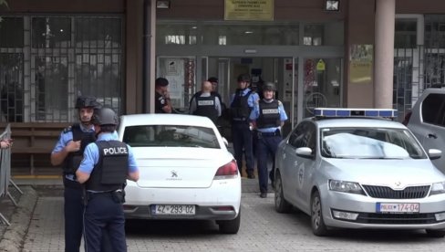 KURTIJEVA POLICIJA NASTAVLJA TEROR NAD SRBIMA: Smeta im reč zavet na bilbordu, pa zabranili postavljanje istog