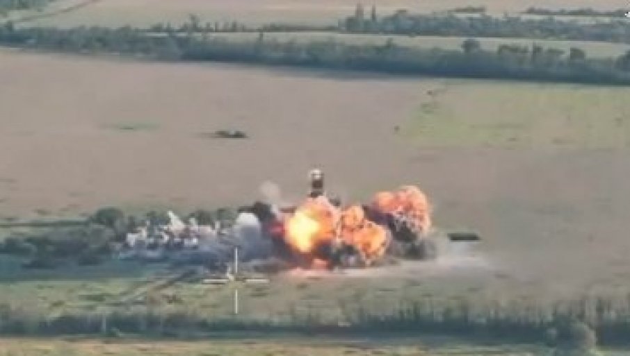 УДАР НА КИЈЕВ У СВАНУЋЕ: Букнули пожари на три локације, ватра гута складиште и напуштене објекте (ФОТО/ВИДЕО)