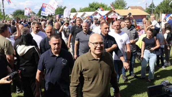 НЕМА ИГРАЊА ОКО ВОЈВОДИНЕ Вучевић на народном скупу у Савином Селу: Наш избор је јасан - уједињена Србија