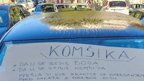 KOMŠIKA, BOJIŠ LI SE BOGA? Poruka na autu o kojoj bruji BiH - vidite šta radi na parkingu ispred zgrada (FOTO)