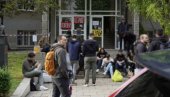 ОПЕТ ВРЕЂАЊЕ СТАРИЈИХ СУГРАЂАНА И ПЕНЗИОНЕРА: Блокадерска политика мржње, посебно према женама и пензионерима (ФОТО)