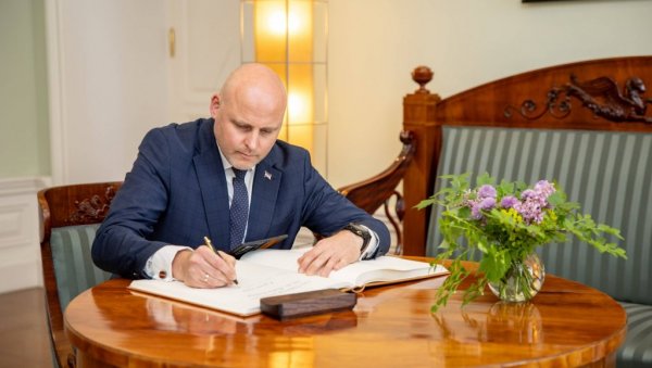 ХИТНО СЕ ОГЛАСИО ПРЕМИЈЕР ЛЕТОНИЈЕ: Донео важну одлуку у вези са Украјином