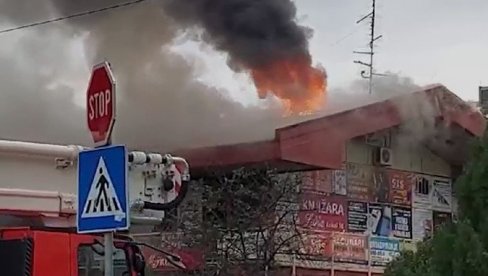 NAJNOVIJI SNIMCI POŽARA NA NOVOM BEOGRADU: Vatra proždire lokale u Enjubu, 40 vatrogasaca bori se sa stihijom (VIDEO)