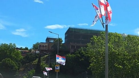 TBILISI U BOJAMA SRBIJE: Gruzijska prestonica okićena u čast dolaska Vučića (VIDEO)