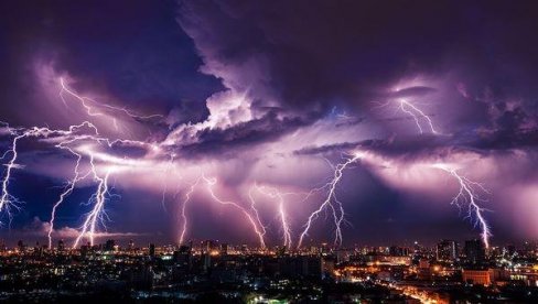 ПЉУСКОВИ СТИЖУ У СРБИЈУ, ОВИ ДЕЛОВИ БИЋЕ ДАНАС ПРВИ НА УДАРУ: Након 40°Ц очекују нас грмљавинске олује
