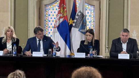 МЕСАРОВИЋ И ГАШИЋ У ЗРЕЊАНИНУ С ГРАЂАНИМА: Велико интересовање за посао у војсци Србије