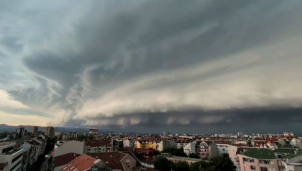 ПОГЛЕДАЈТЕ КАКО ЈЕ ИЗГЛЕДАЛА СУПЕРЋЕЛИЈСКА ОЛУЈА: Невероватан снимак невремена изнад Новог Сада (ВИДЕО)