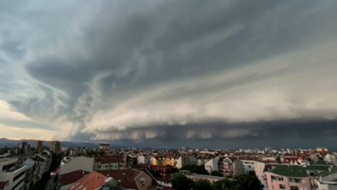 POGLEDAJTE KAKO JE IZGLEDALA SUPERĆELIJSKA OLUJA: Neverovatan snimak nevremena iznad Novog Sada (VIDEO)