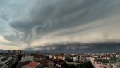 POGLEDAJTE KAKO JE IZGLEDALA SUPERĆELIJSKA OLUJA: Neverovatan snimak nevremena iznad Novog Sada (VIDEO)