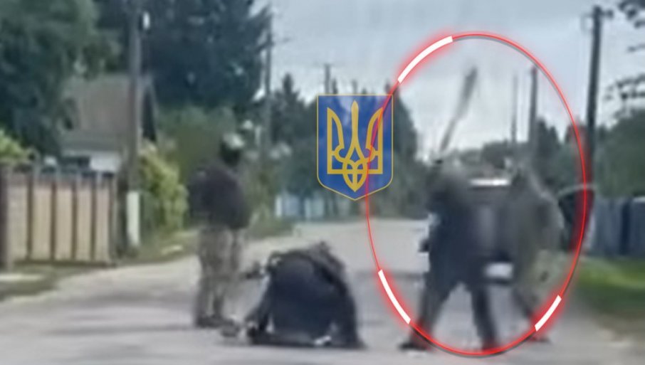 ВИДЕО ОБИЛАЗИ СВЕТ: Украјинци мобилисали у селу, а чича их тукао лопатом - није дао да земљака одведу у рат (ВИДЕО)