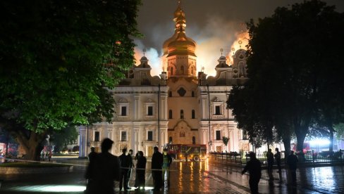 UKRAJINSKA PVO OBARANJEM RUSKOG DRONA IZAZVALA POŽAR: Svi detalji vatrene stihije koja je izbila u Kijevsko-pečerskoj lavri (FOTO)