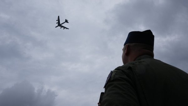 ОД АМЕРИЧКОГ БОМБАРДЕРА ОСТАЛИ САМО ДУГМИЋИ... Пао стратешки бомбардер Б-52 у бази Едвардс (ВИДЕО/ФОТО)