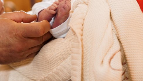 KOLIKO KOŠTA BITI KUM NA KRŠTENJU? Kažu da se kumstvo ne odbija, ali ovde je potreban i određeni ulog