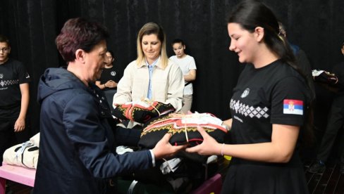 SVILAJNAC  DONIRAO NARODNE NOŠNJE: Poklon lokalnim kulturno-umetničkim društvima