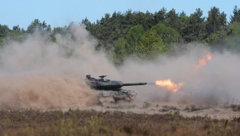 VOZAČI NA ČEŠKOM AUTOPUTU PREBLEDELI OD ŠOKA: Tenkovi Leopard haraju drumovima - Oklopne zveri napustile bazu