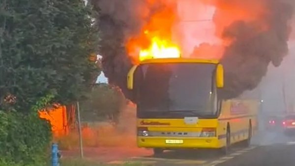 ПЛАНУО АУТОБУС НАСРЕД ПУТА: Секунде делиле возача од трагедије (ФОТО/ВИДЕО)
