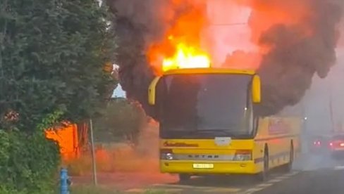 ПЛАНУО АУТОБУС НАСРЕД ПУТА: Секунде делиле возача од трагедије (ФОТО/ВИДЕО)