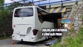 UŽAS KOD RIBNIKA: Autobus se zaglavio ispod nadvožnjaka, putnici zarobljeni, a iznad prolazi voz - pruga (FOTO)