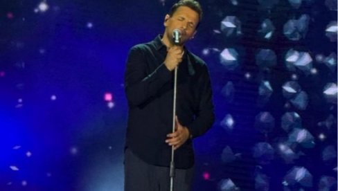 GRČKA ZVEZDA RAZNEŽILA SRPSKU PRESTONICU: Nikos Vertis sa 20 muzičara iza sebe pevao svoje najveće hitove (FOTO)