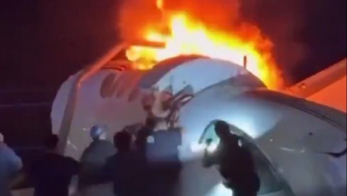 АВИОН ПАО НАСРЕД АУТО-ПУТА И ИЗГОРЕО: Путници искакали кроз прозоре, разбијали их (ВИДЕО)