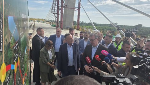 ВАЖАН ДАН ЗА СРБИЈУ: Председник Вучић на спајању главне мостовске конструкције у оквиру Фрушкогорског коридора (ВИДЕО)