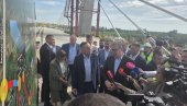 VAŽAN DAN ZA SRBIJU: Predsednik Vučić na spajanju glavne mostovske konstrukcije u okviru Fruškogorskog koridora (VIDEO)
