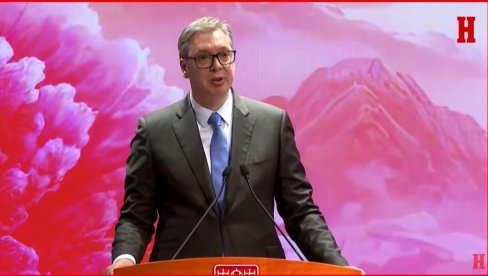 VUČIĆ U KINSEKOM KULTURNOM CENTRU: Predsednik prisustvuje otvaranju izložbe fotografija Sinhue o prijateljstvu Srbije i Kine